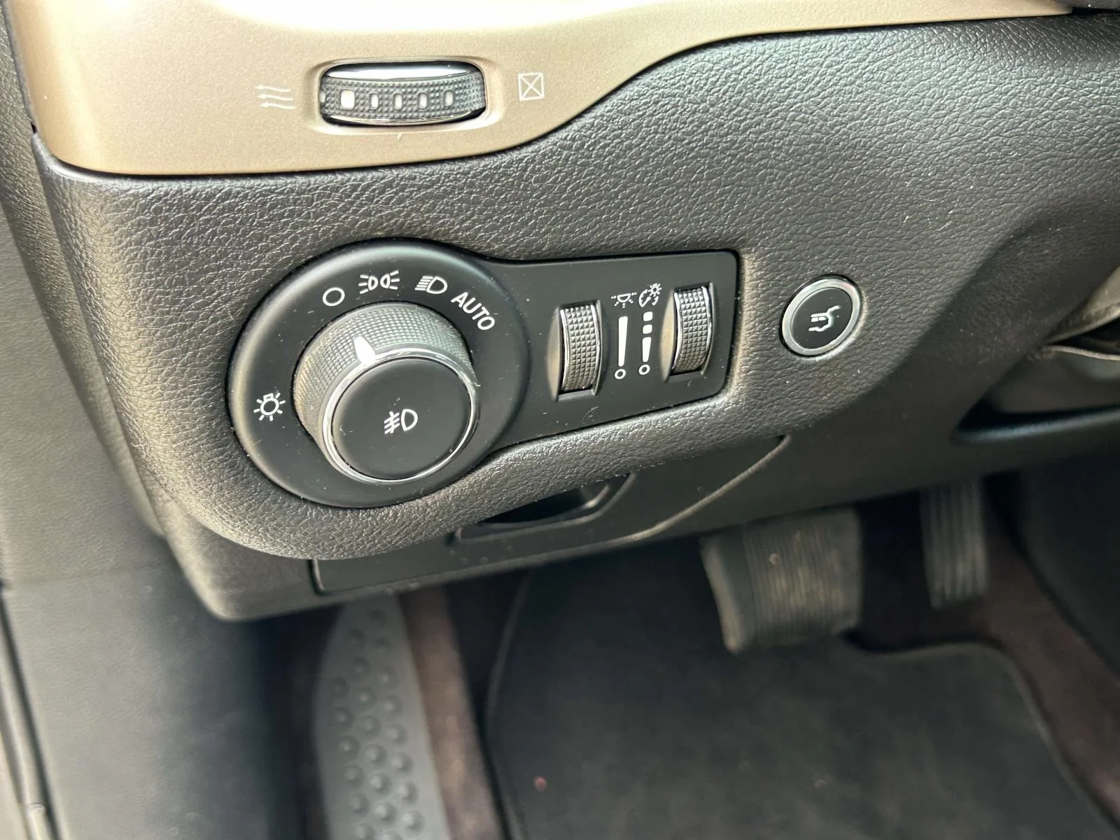 Used 2017 Gray Jeep Latitude FWD image 14