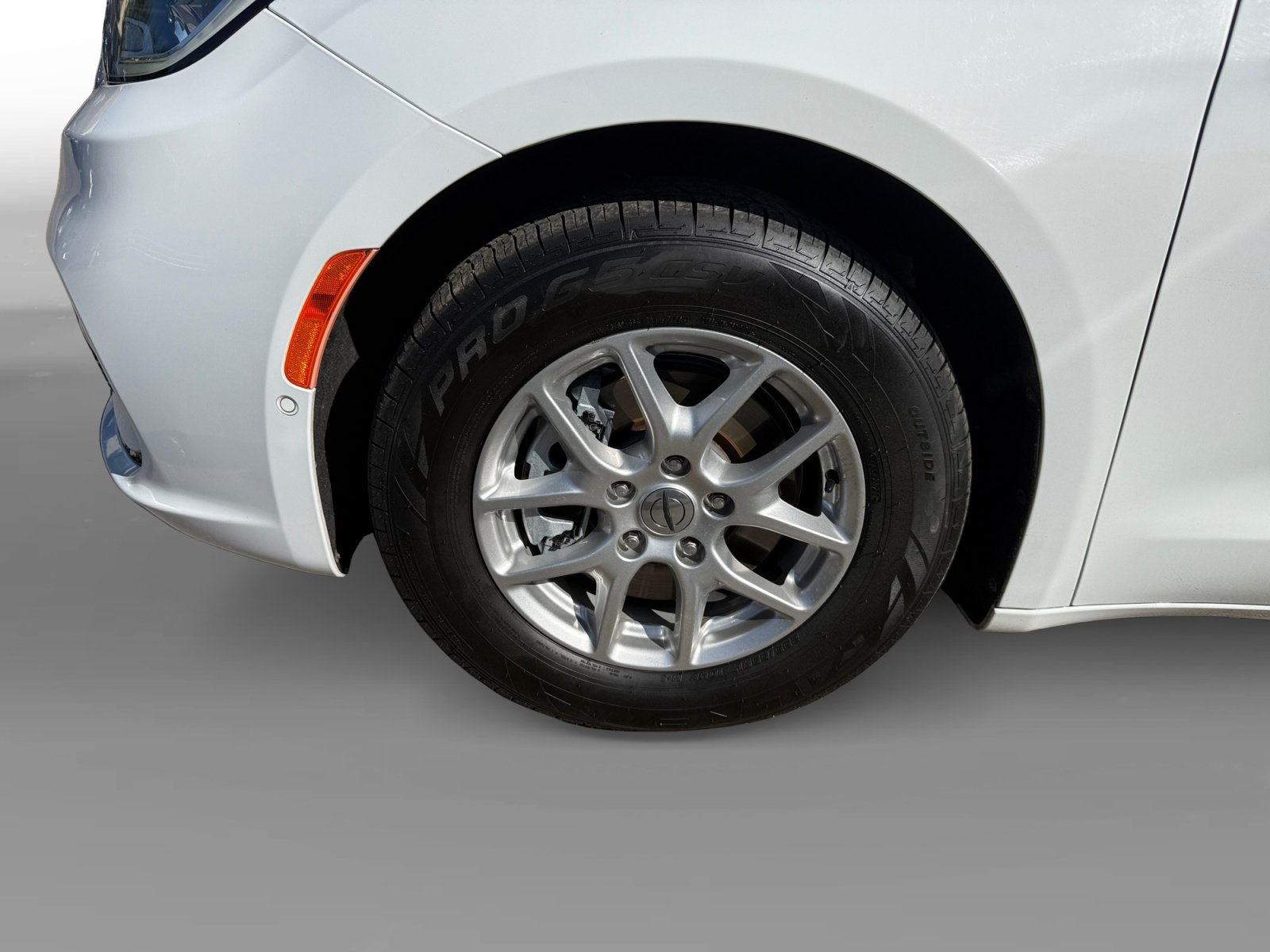 Used 2022 Bright White Clearcoat Chrysler Touring L image 9