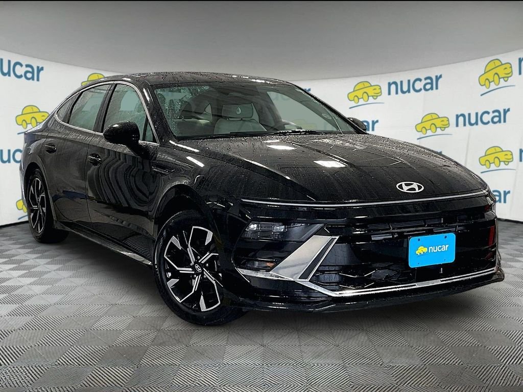 Used 2025 Black Hyundai SEL image 1