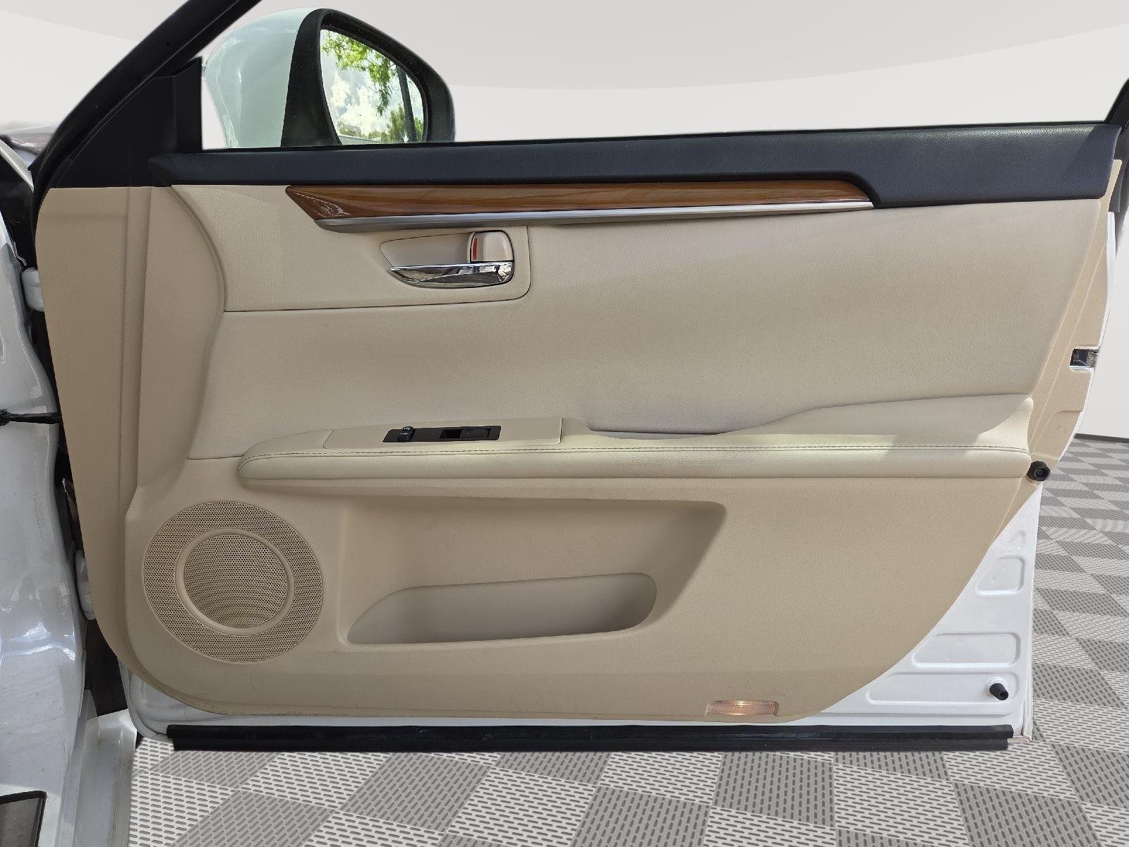 Used 2013 Starfire Pearl Lexus Hybrid image 33