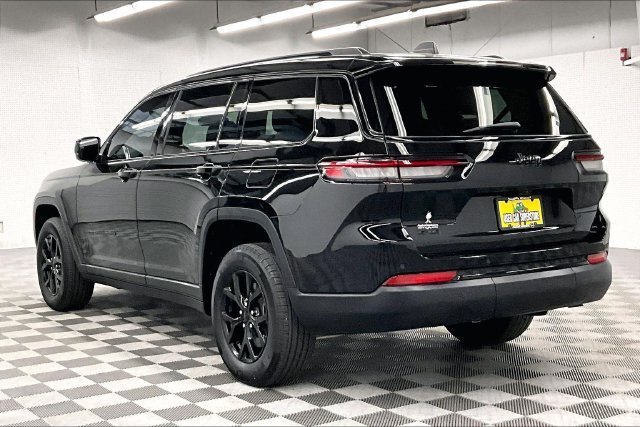 Used 2025 Diamond Black Crystal Pearlcoat Jeep Altitude X image 2