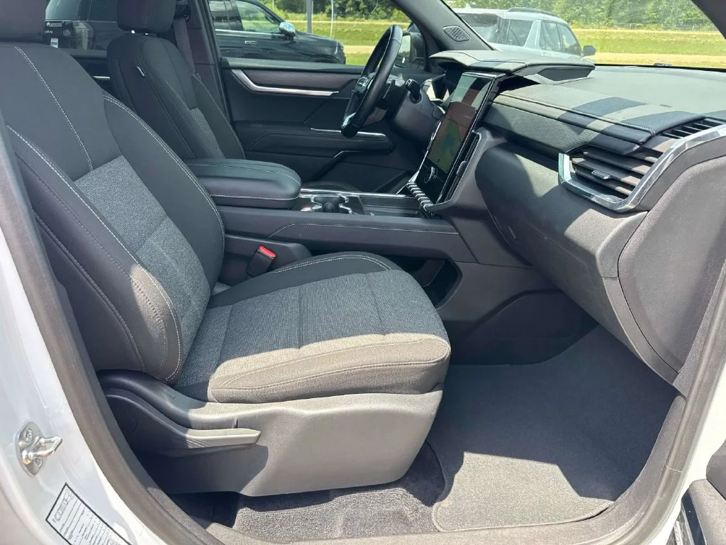 Used 2025 White GMC Elevation image 19