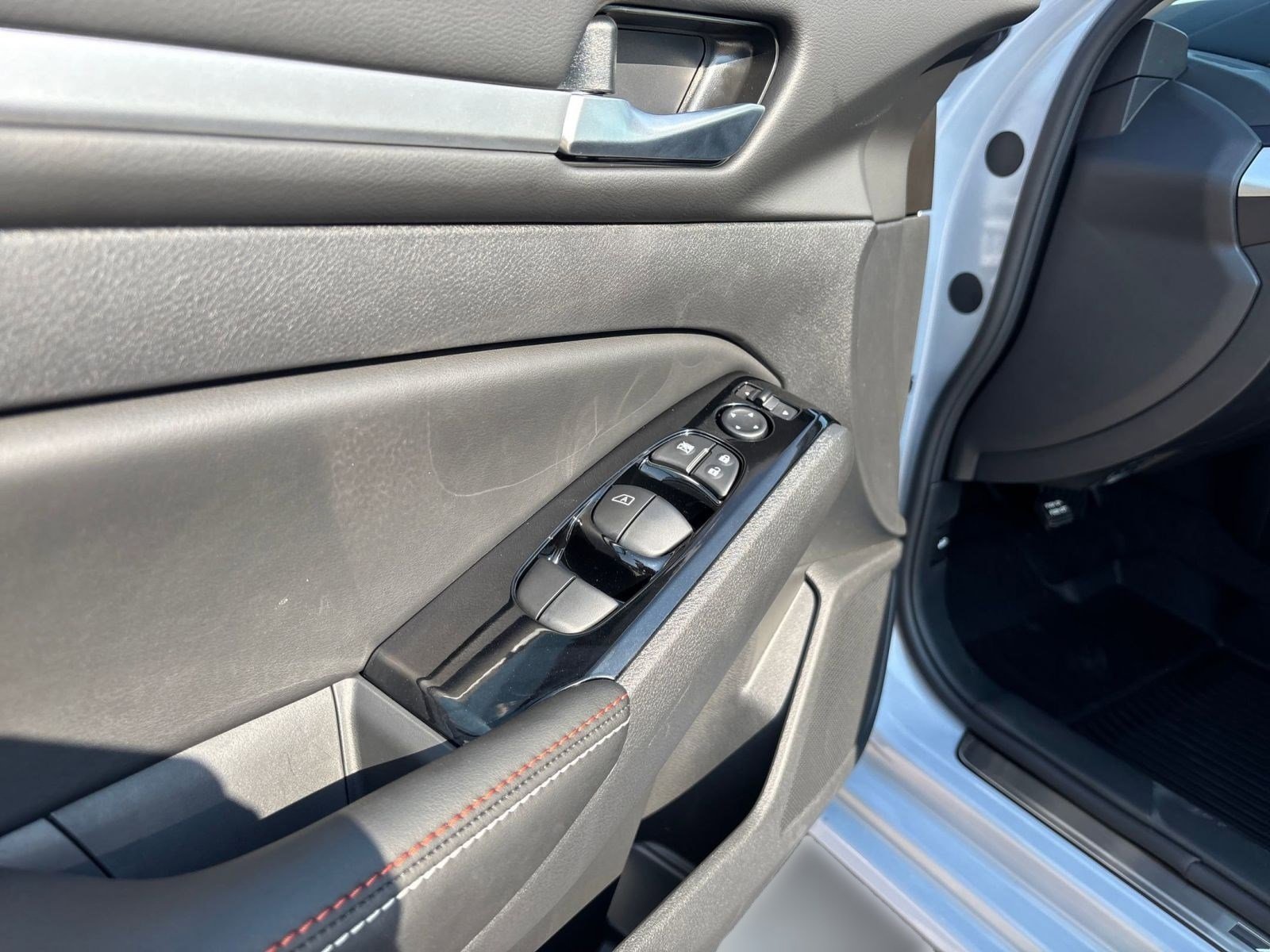 2025 Nissan Altima SR - Photo 14