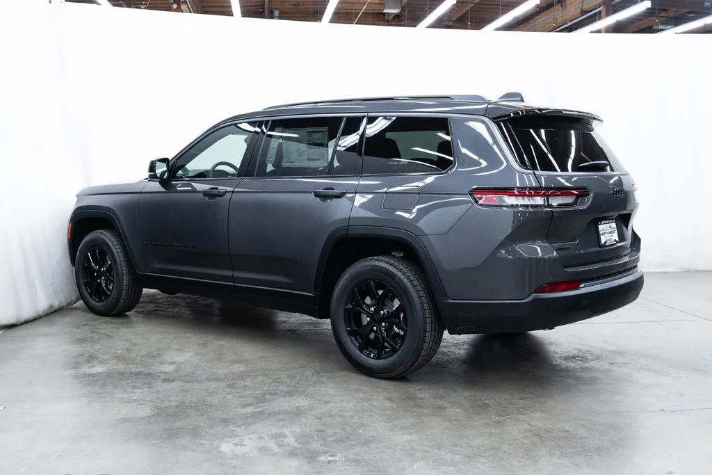 New 2026 Baltic Gray Metallic Clear-Coat Exterior Paint Jeep Altitude image 4