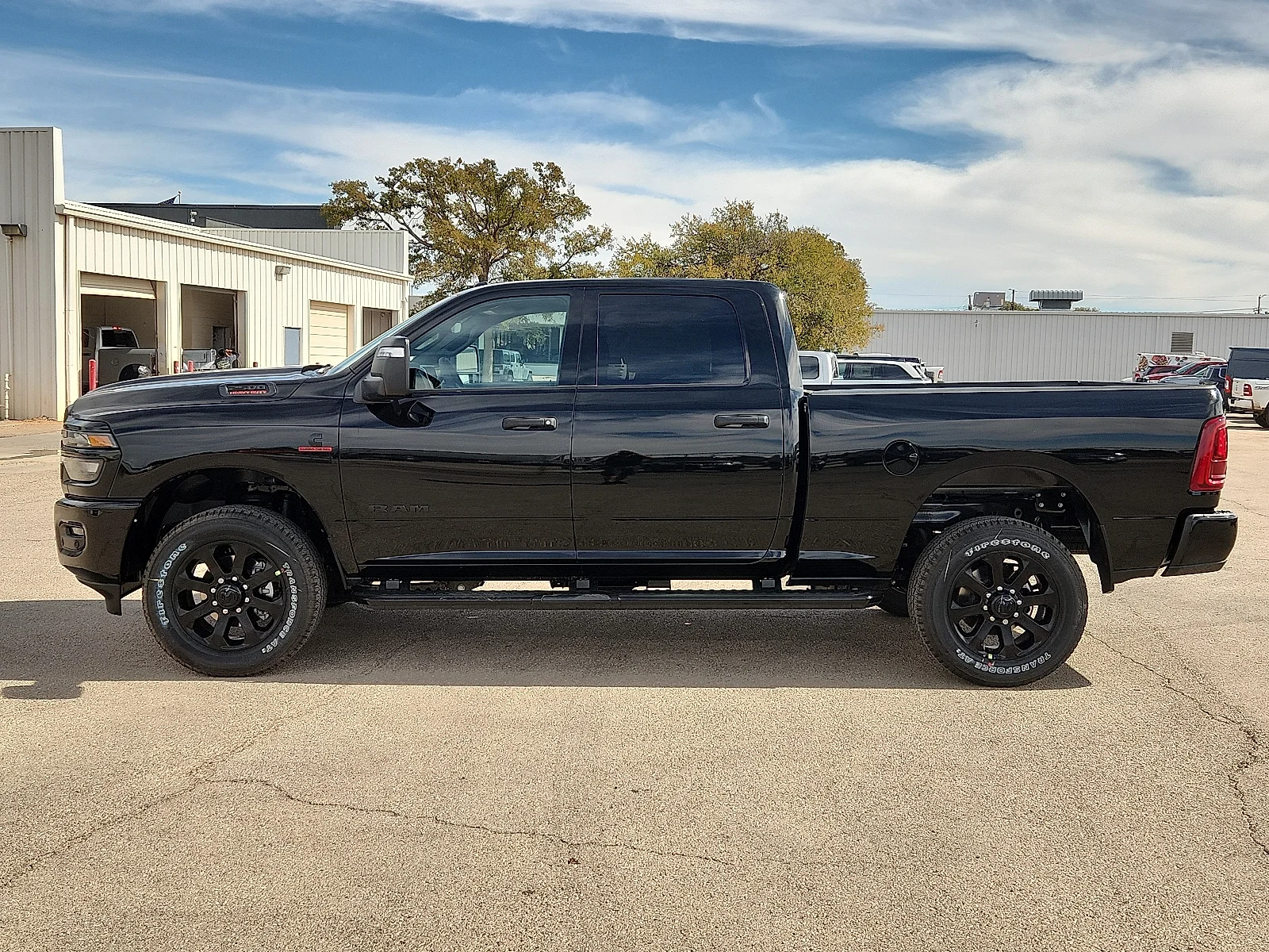 New 2027 Diamond Black Crystal Pearl-Coat  Paint Ram LONE STAR CREW CAB 4X4 6