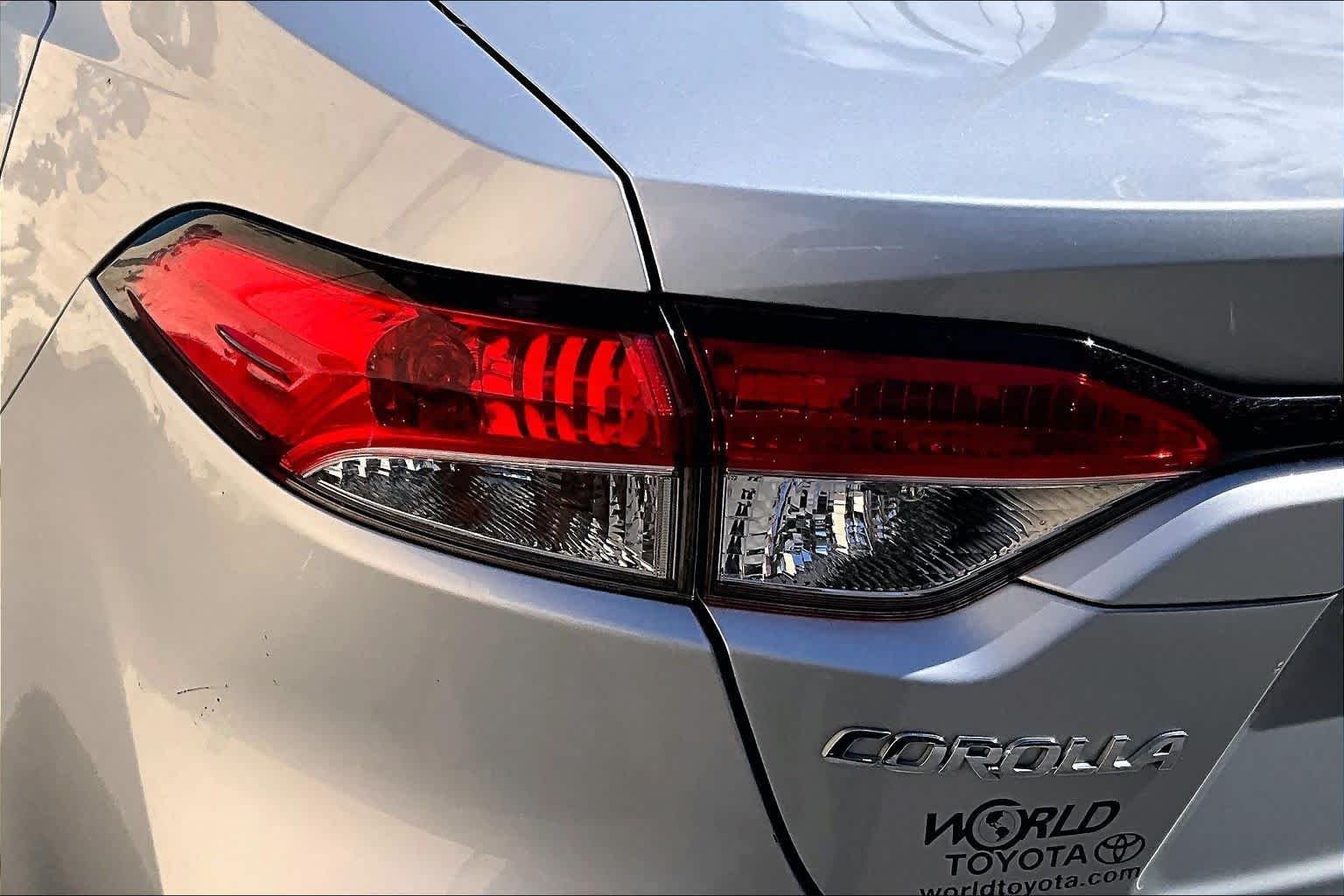Used 2020 Classic Silver Metallic Toyota LE image 29