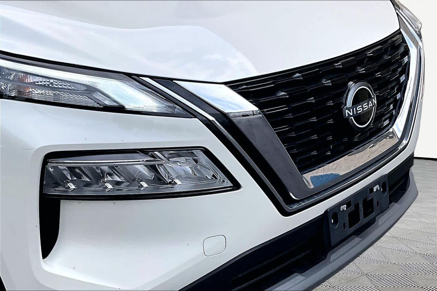 Used 2023 Pearl White Tricoat Nissan SV image 30
