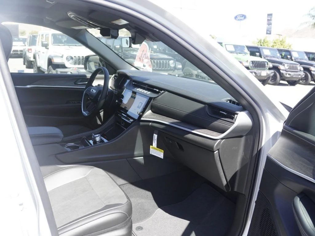 New 2026 Silver Zynith Exterior Paint Jeep Altitude image 10