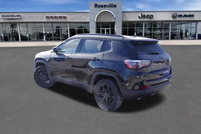 New 2026 Diamond Black Crystal Pearlcoat Jeep Latitude image 5