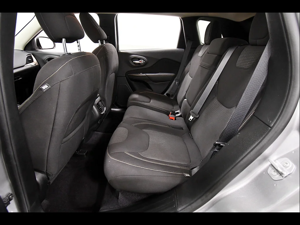 Used 2017 Billet Silver Metallic Clear Coat Jeep Latitude image 15