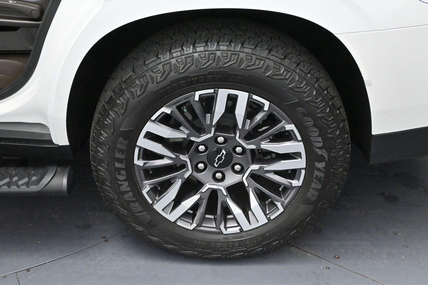 Used 2025 Iridescent Pearl Tricoat Chevrolet Z71 image 31