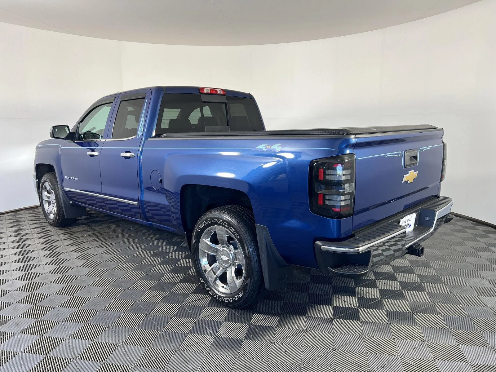 Used 2015 Deep Ocean Blue Metallic Chevrolet LTZ image 27