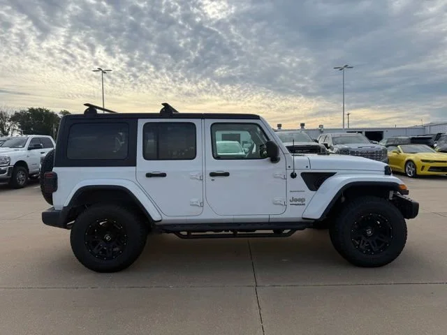Used 2018 White Jeep Sahara image 2