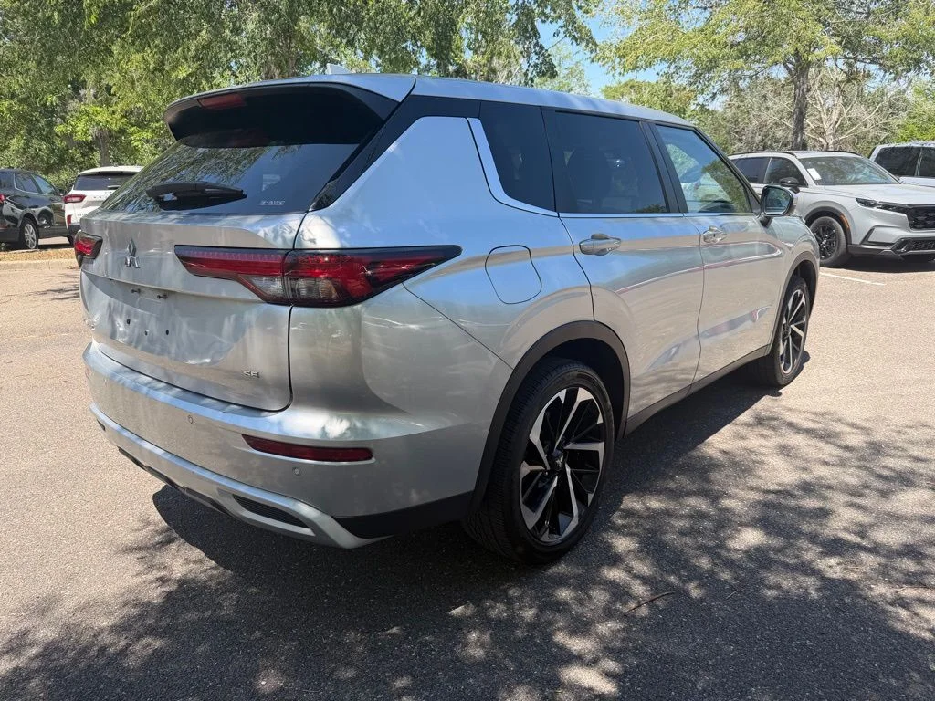 Used 2024  Mitsubishi SE Black Edition image 6