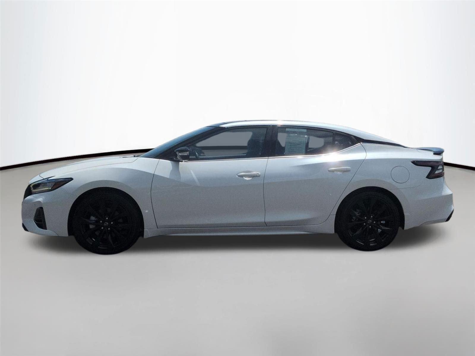 Used 2023  NISSAN SR image 2