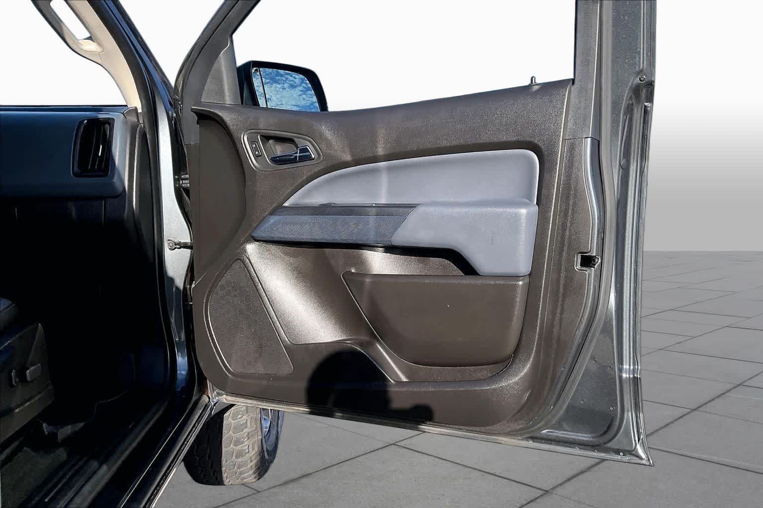 Used 2016 Cyber Gray Metallic Chevrolet 4WD Z71 image 23