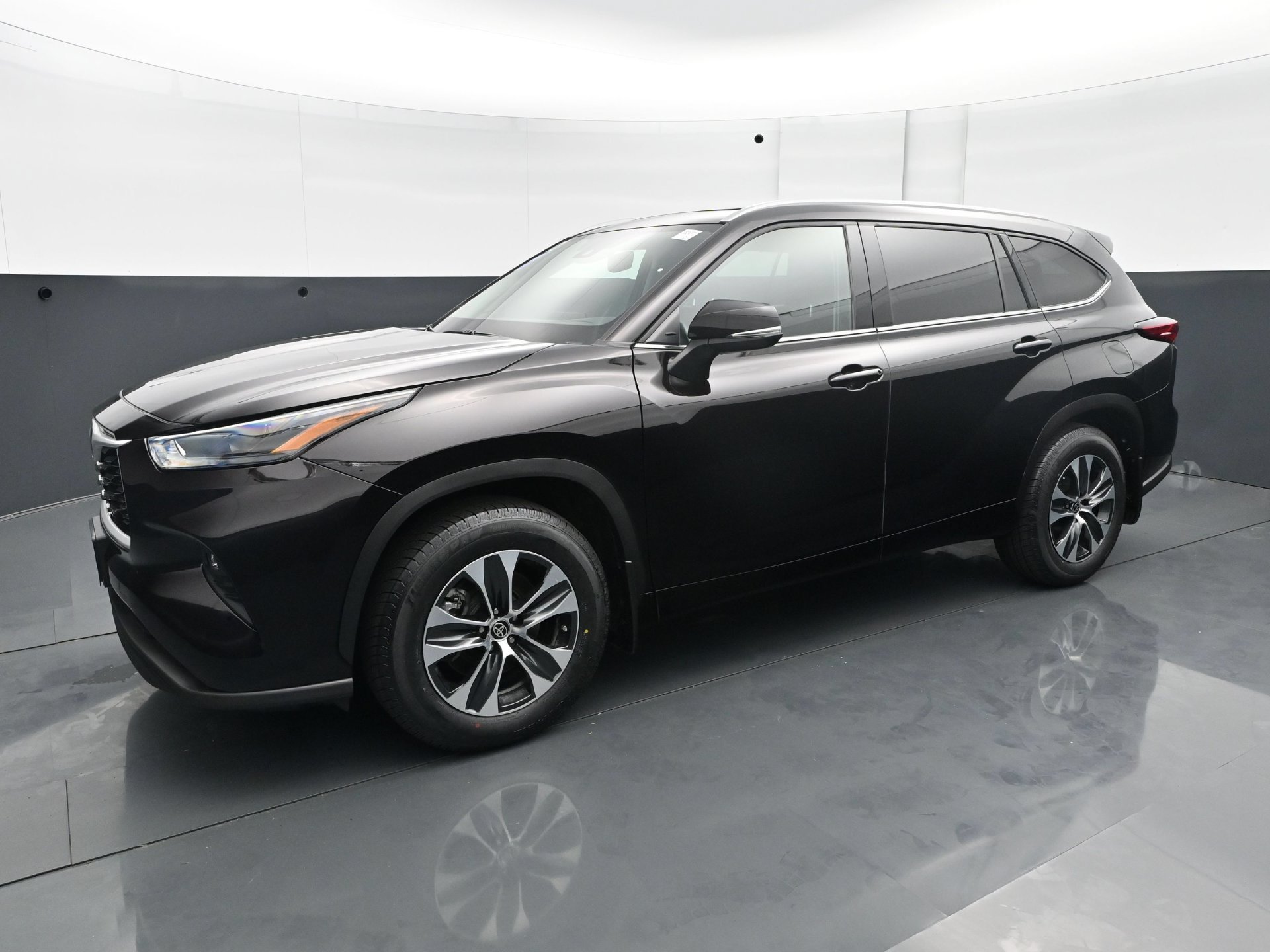 Used 2022 Toyota Highlander XLE with VIN 5TDGZRBH2NS226802 for sale in Burnsville, Minnesota