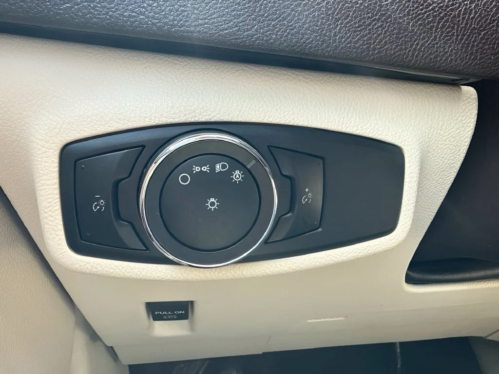 Used 2015 White Lincoln Base image 24