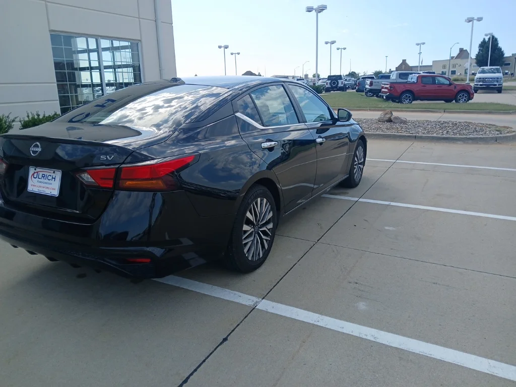 Used 2024 Super Black Nissan 2.5 SV image 9