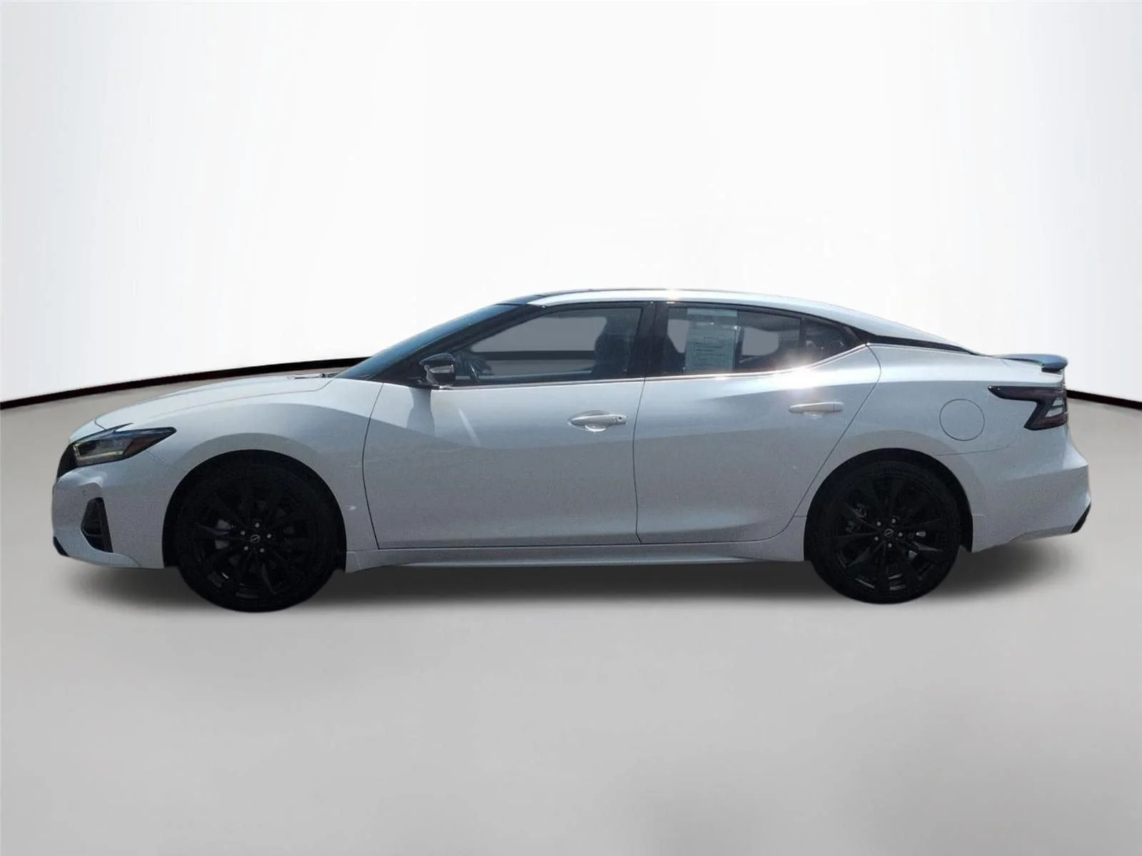 Used 2023  NISSAN SR image 2