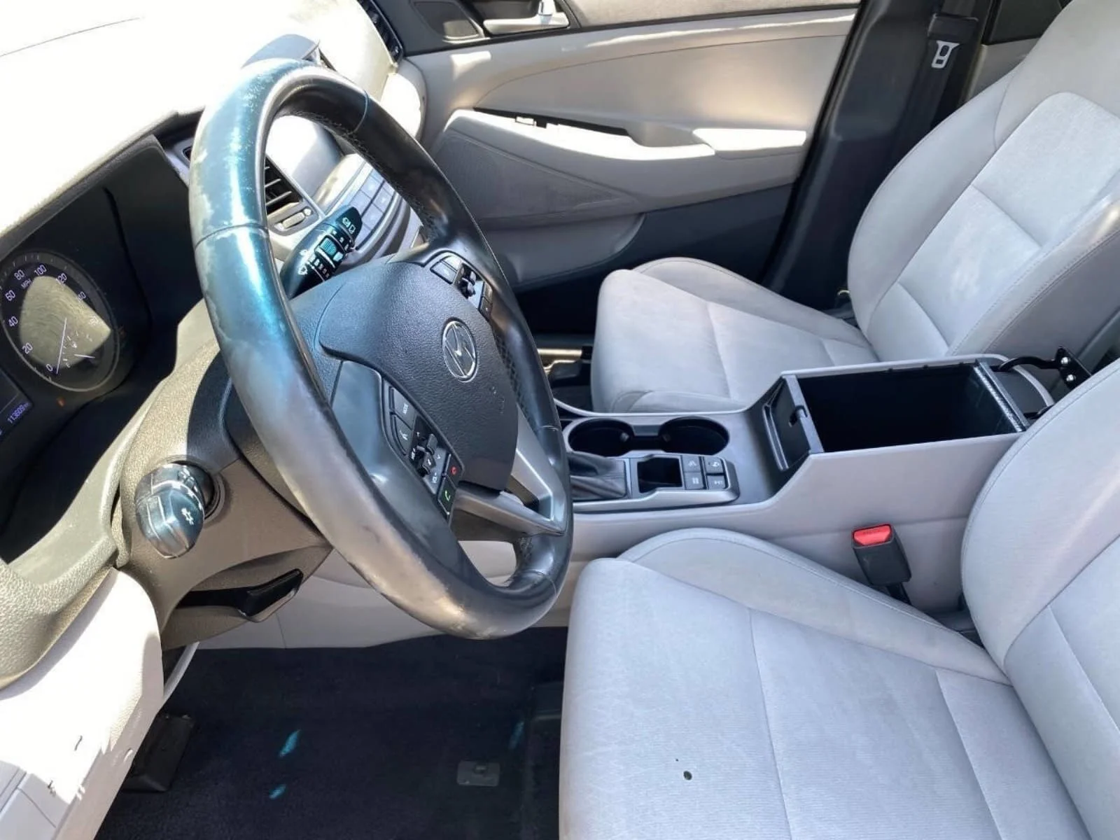 Used 2018 Molten Silver Hyundai Value image 27