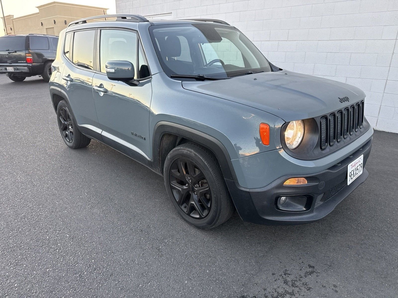 Used 2018 Gray Jeep Latitude image 3
