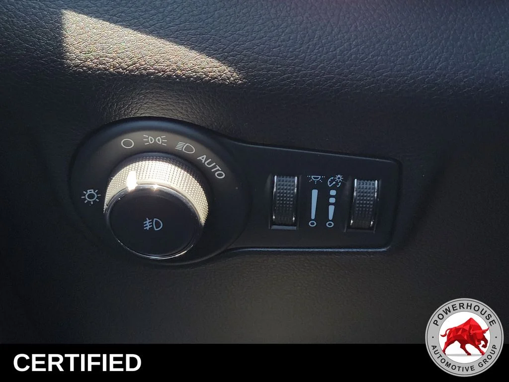 Used 2023 White Jeep Latitude Lux image 26