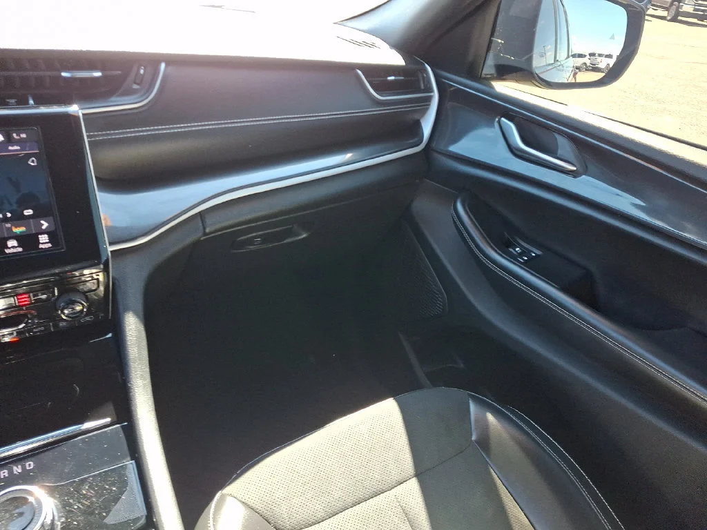 Used 2023 Velvet Red Pearlcoat Jeep Altitude image 17