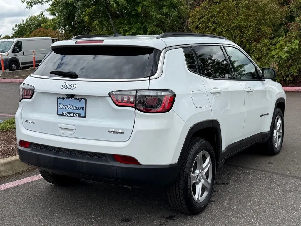 Used 2024 White Jeep Latitude image 7