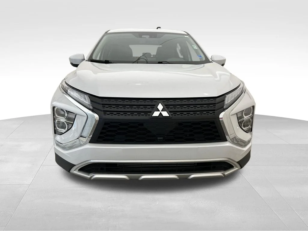 Used 2025 Silver Mitsubishi SE image 8