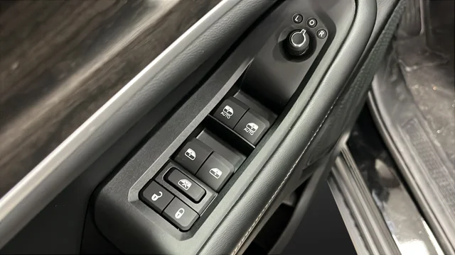 New 2026 Diamond Black Crystal Pearl-Coat Exterior Paint Jeep Altitude image 22