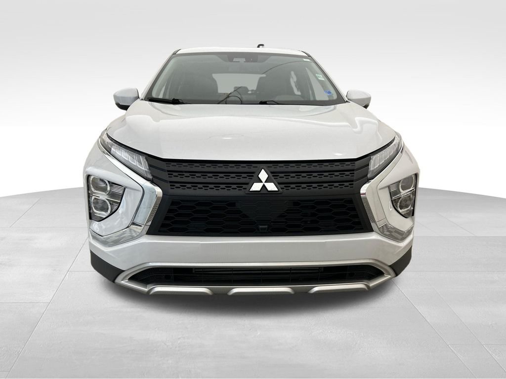 Used 2025 Silver Mitsubishi SE image 8