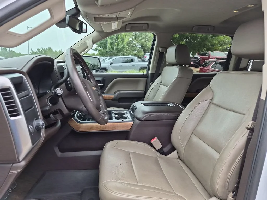 Used 2018 IRIDESCENT PEARL TRICOAT Chevrolet LTZ image 22