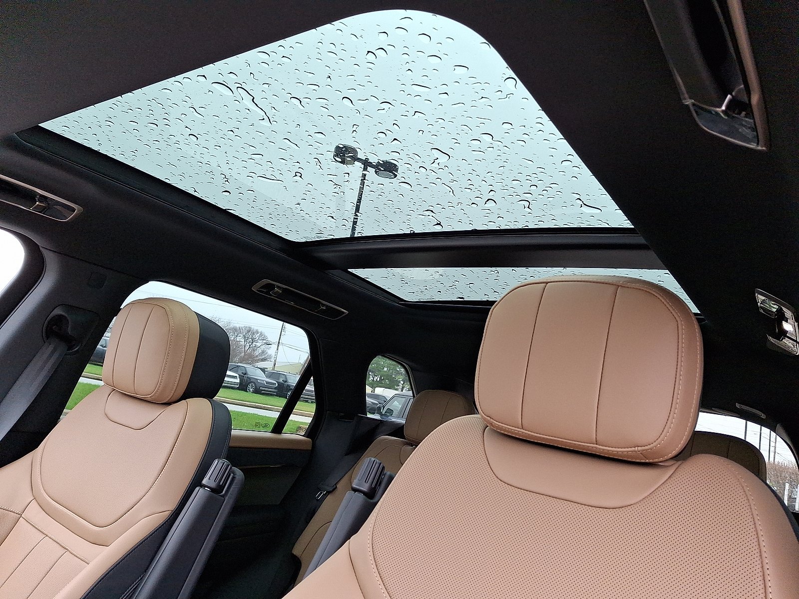 New 2026 Santorini Black LAND ROVER Dynamic SE image 4
