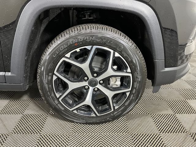 New 2026 Diamond Black Crystal Pearl-Coat Exterior Paint Jeep Limited image 8