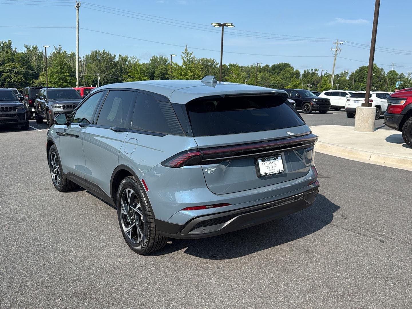 Used 2025 Whisper Blue Metallic Clearcoat Lincoln Premiere image 8