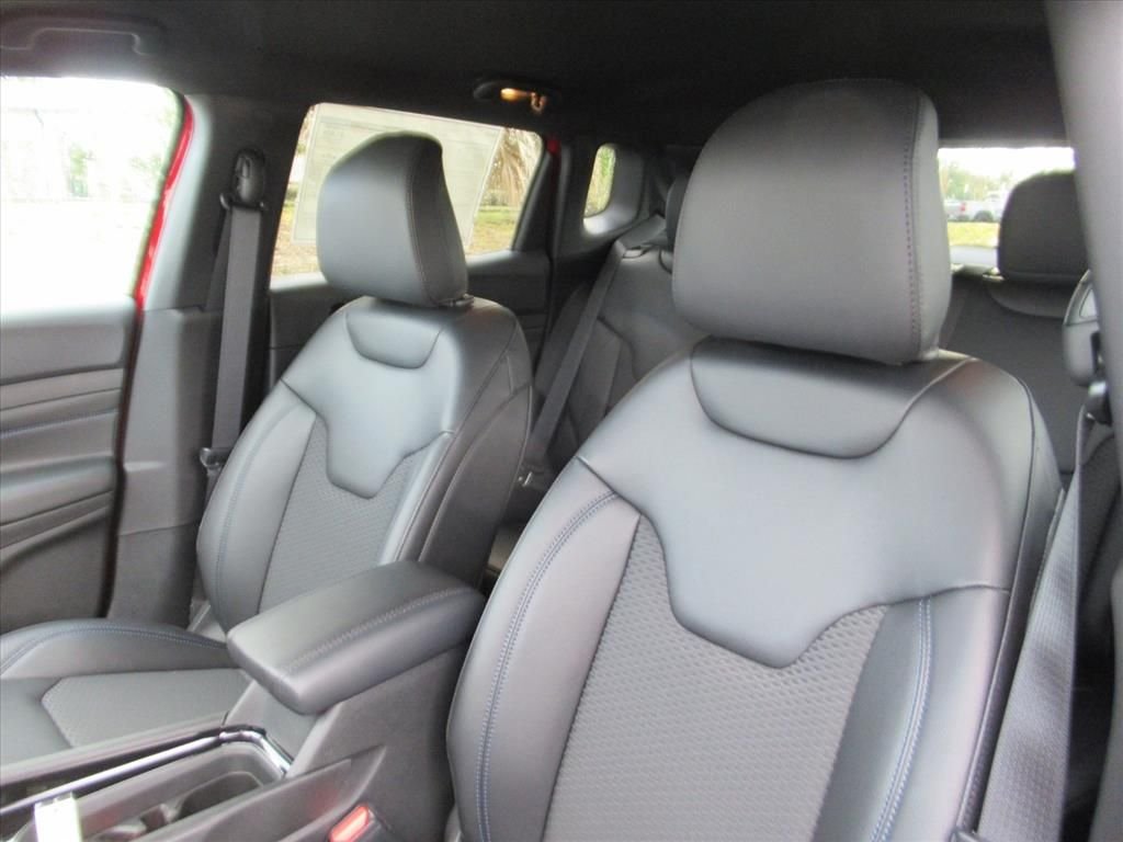 New 2026 Red Hot Pearlcoat Jeep Latitude Altitude image 16