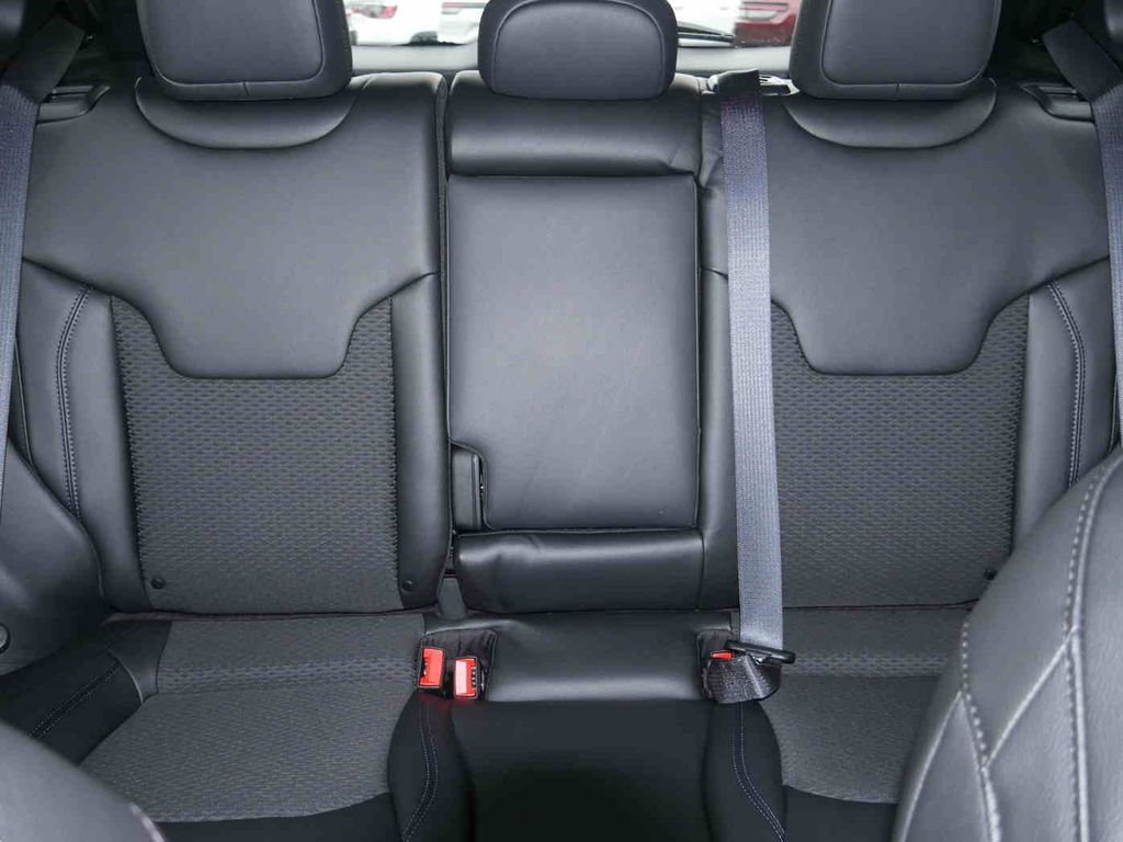 New 2026 Red Hot Pearl-Coat Exterior Paint Jeep Latitude image 28
