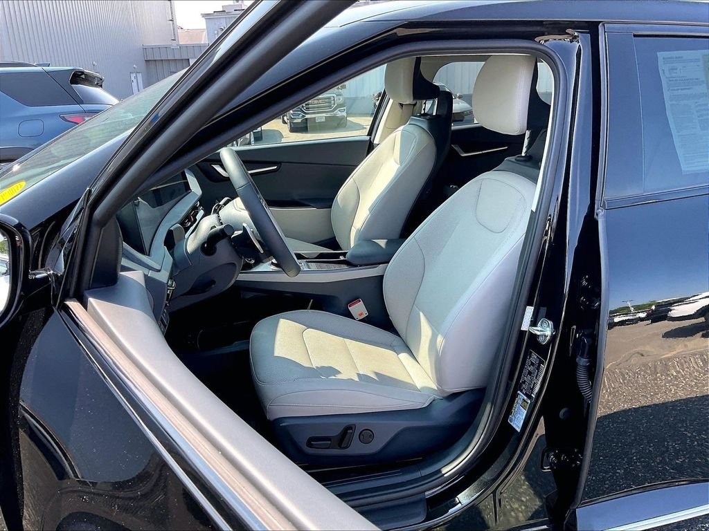 Used 2022 Black Kia Wind image 10