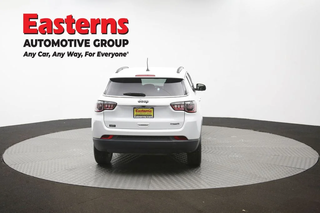 Used 2022 White Jeep Latitude image 37