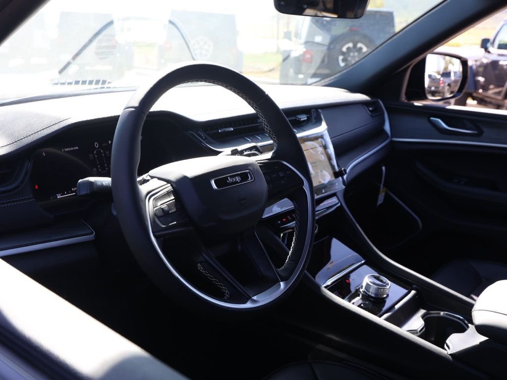 New 2026 Diamond Black Crystal Pearl-Coat Exterior Paint Jeep Limited image 13