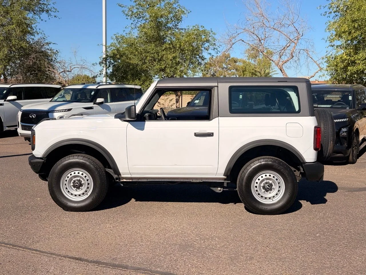 Used 2023 Oxford White Ford Base image 3