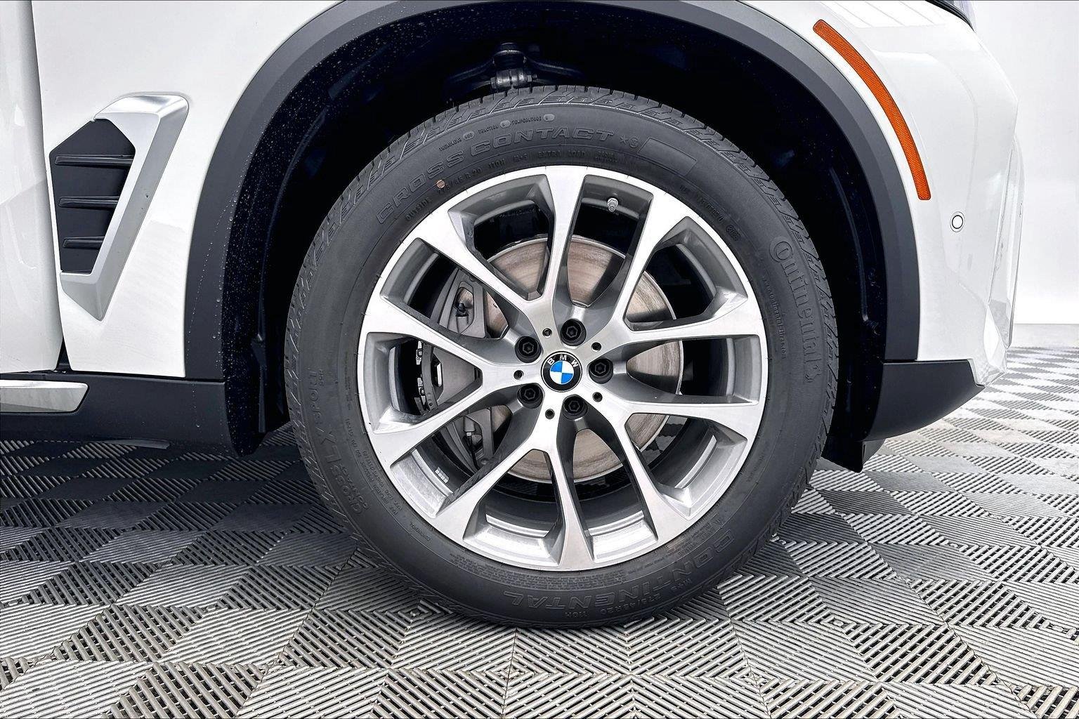 New 2026 Alpine White BMW xDrive50e image 37