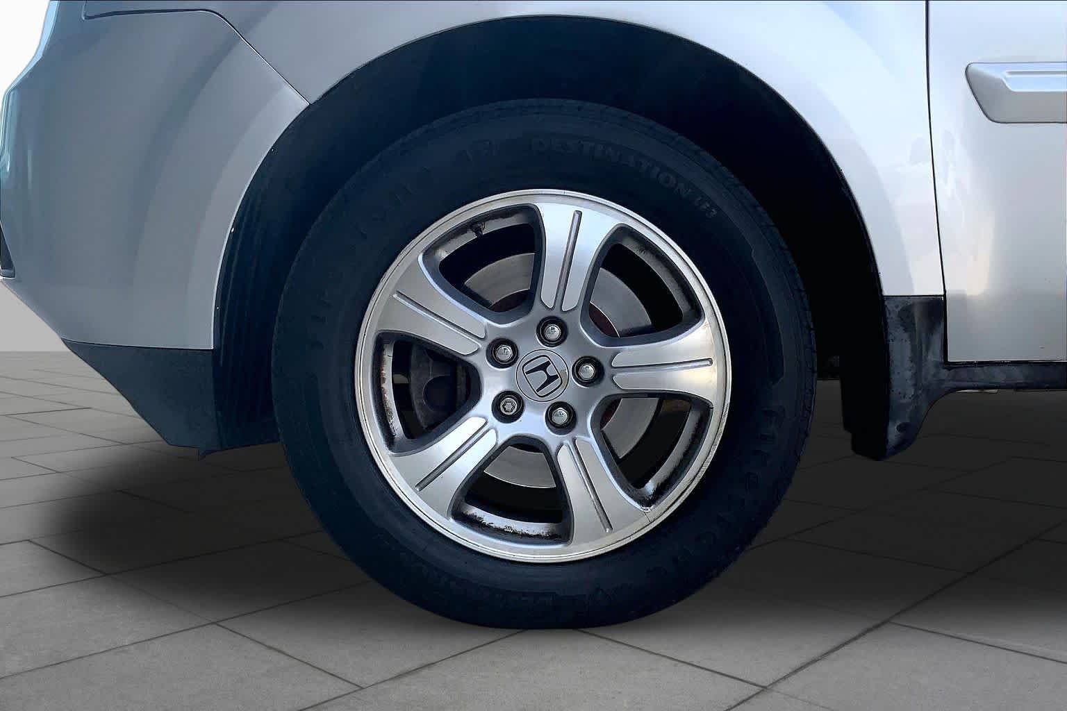 Used 2013 Alabaster Silver Metallic Honda EX-L image 9