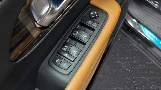Used 2023 Brilliant Black Crystal Pearlcoat Chrysler Pinnacle image 22