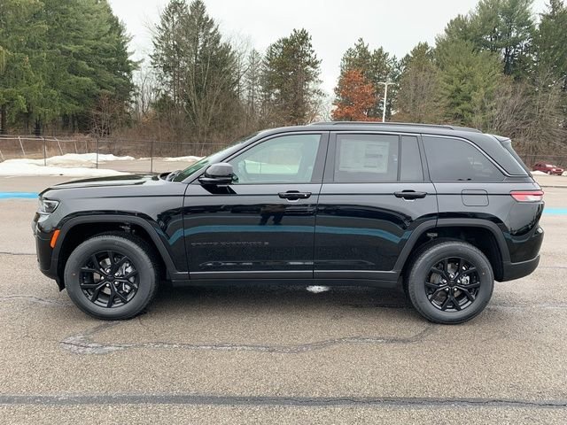 New 2026 Diamond Black Crystal Pearl-Coat Exterior Paint Jeep Altitude image 2