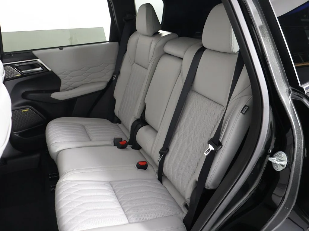 2025 Mitsubishi Outlander SEL Platinum Edition - Photo 38