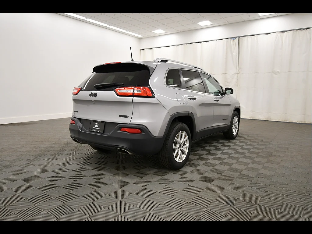 Used 2017 Billet Silver Metallic Clear Coat Jeep Latitude image 8