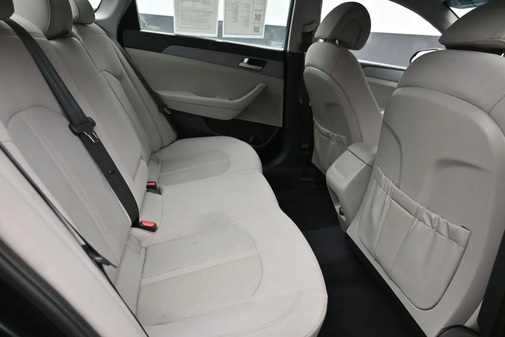 Used 2017 Black Hyundai SE image 10