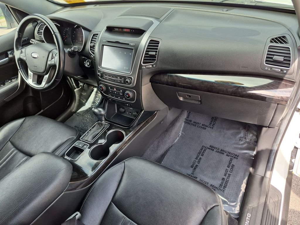 Used 2014 White Kia EX image 31